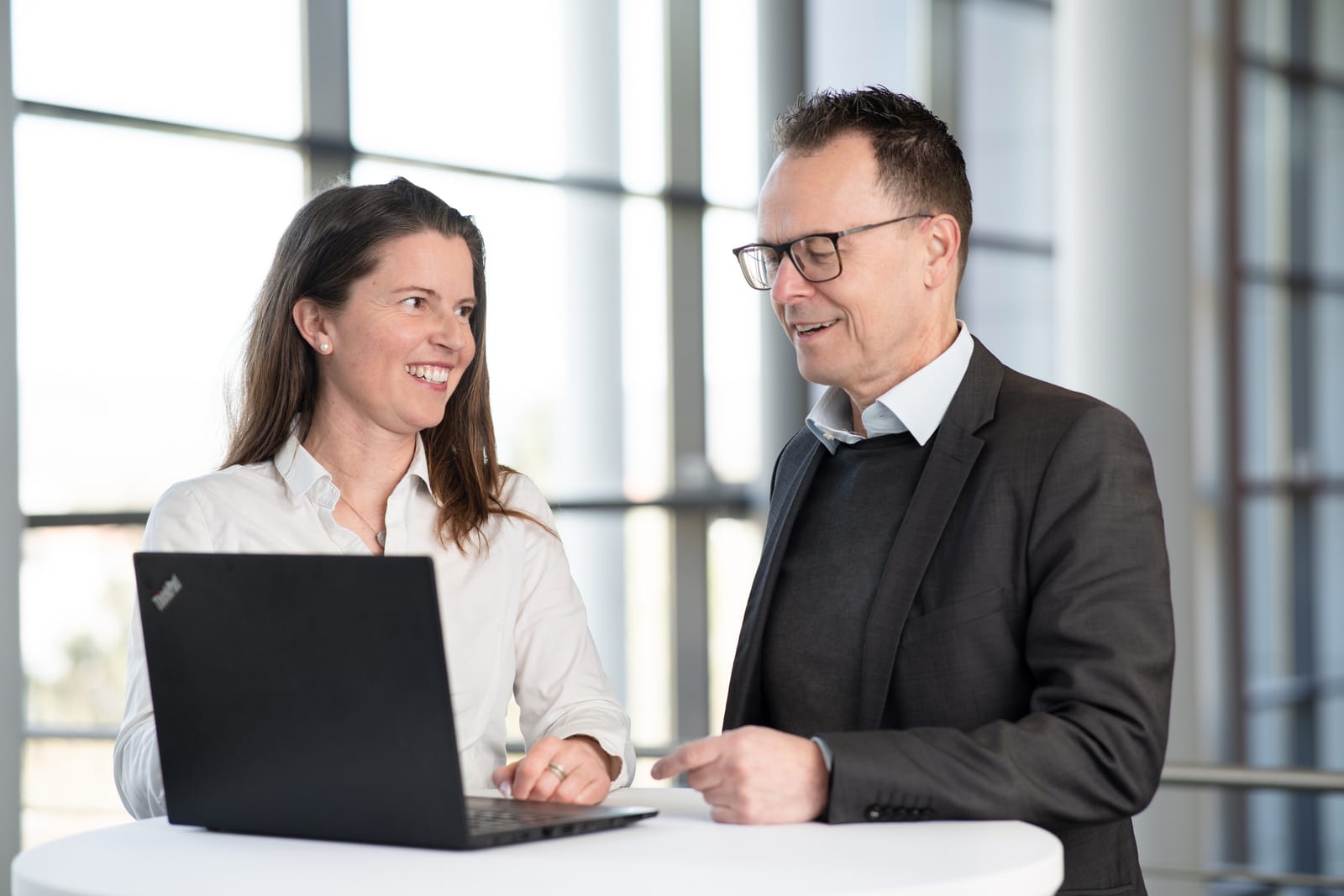 Frank Haseloh und Amrei Rieso am Laptop