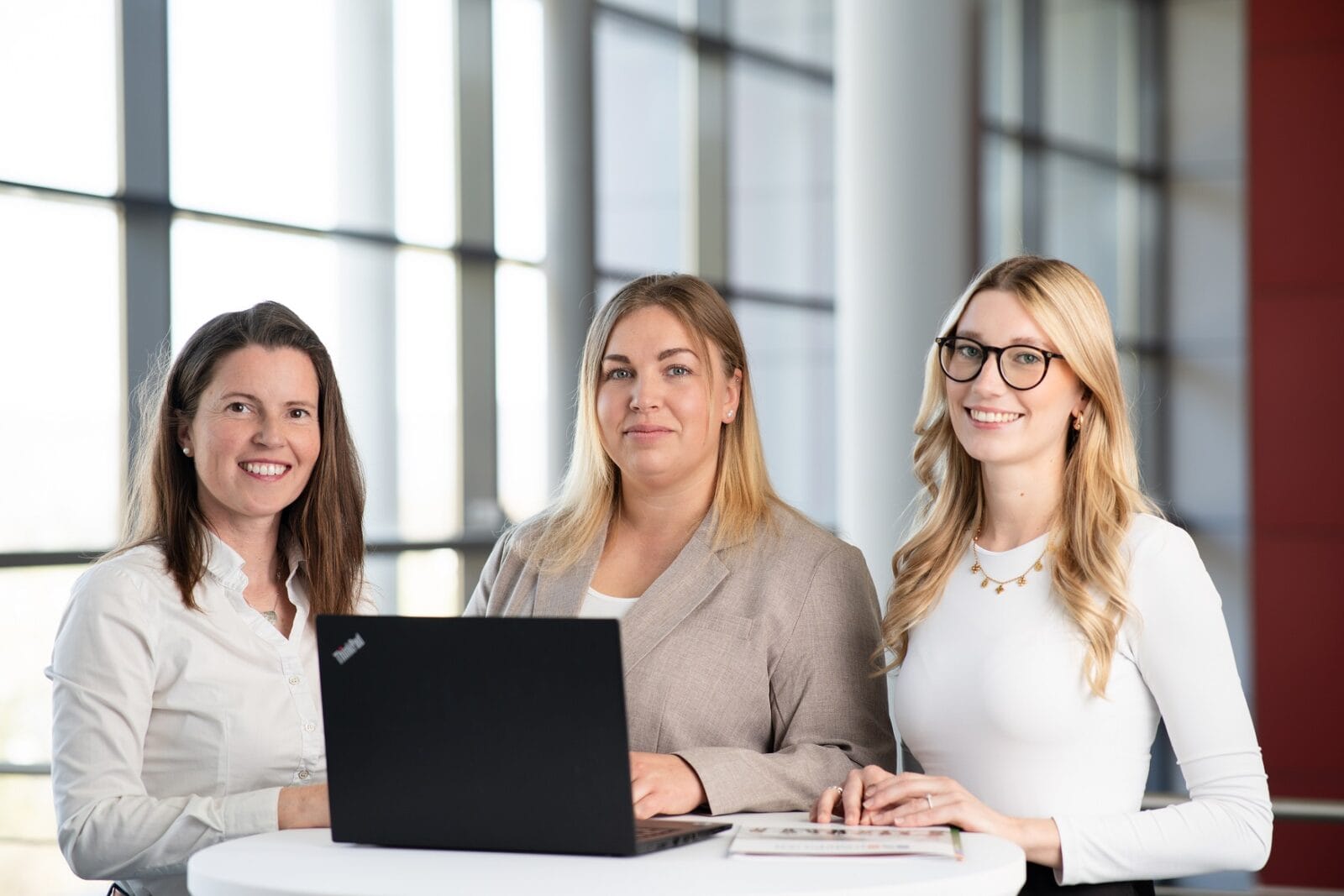 Amrei Rieso, Celina Kämpermann und Nina Merten am Laptop