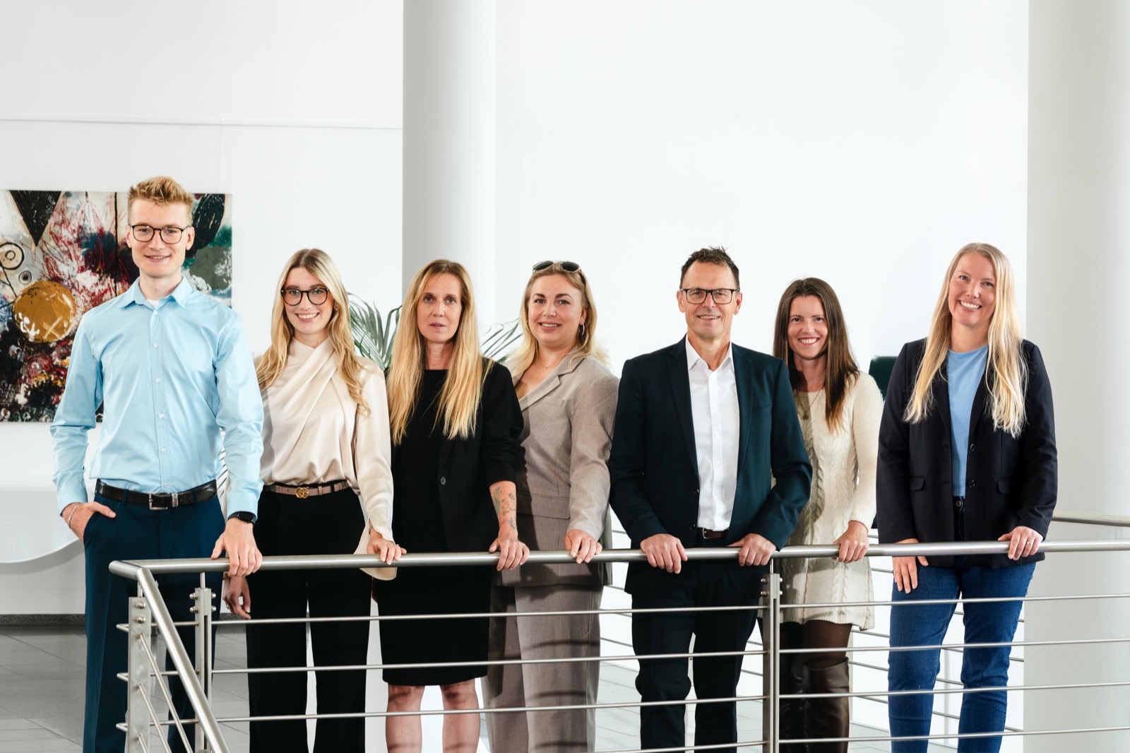 Das Team der Immobilien Nagel GmbH auf der Empore im Büro